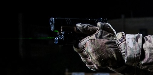 Pistolet strzelanie przy ograniczonej widocznosci